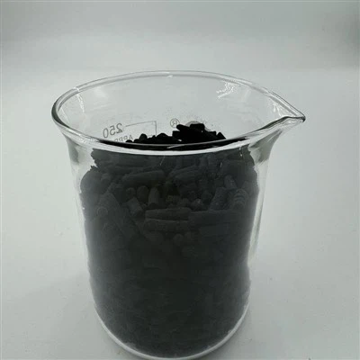 كيف يؤثر وجود غازات أخرى على أداء محفزات إزالة SO2؟